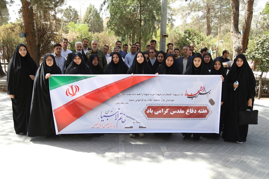 گزارش تصویری از تجدید میثاق پرسنل بیمارستان خاتم‌الانبیاء (ص) با شهدا و برپایی ایستگاه صلواتی در گلزار شهدای بهشت زهرا (س) همزمان با هفته دفاع مقدس